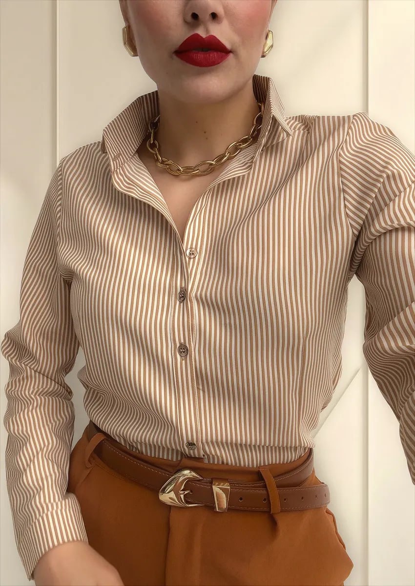 Camisa Feminina Social Listrada com Botões Manga Longa