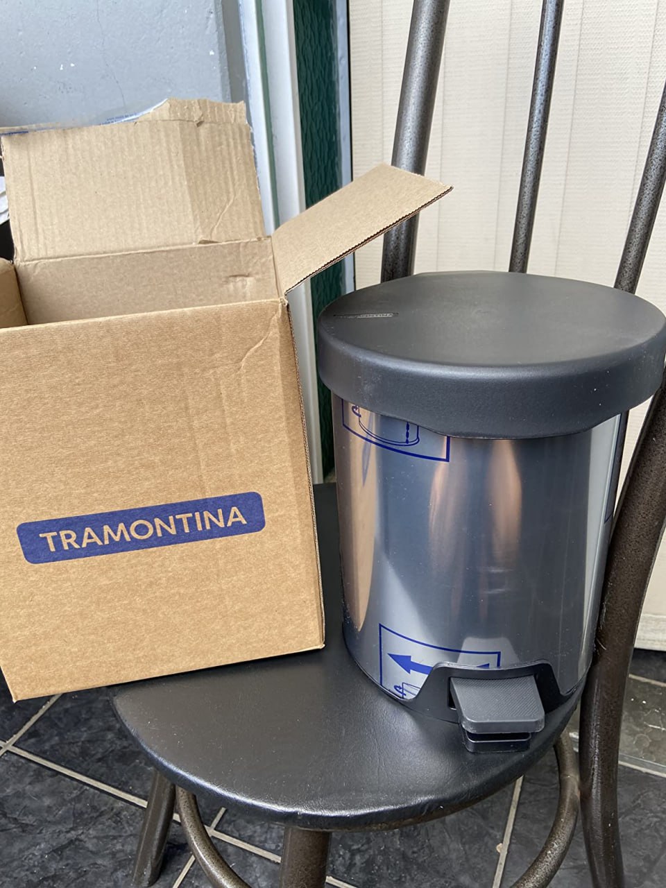 Lixeira com Pedal New Tramontina em aço inox com acabamento polido 5 L