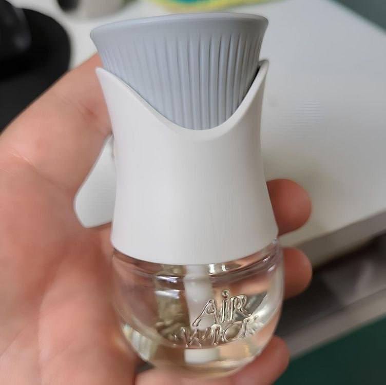 Difusor Elétrico Bom Ar Lirio Branco e Algodão Aparelho + Refil 16ml